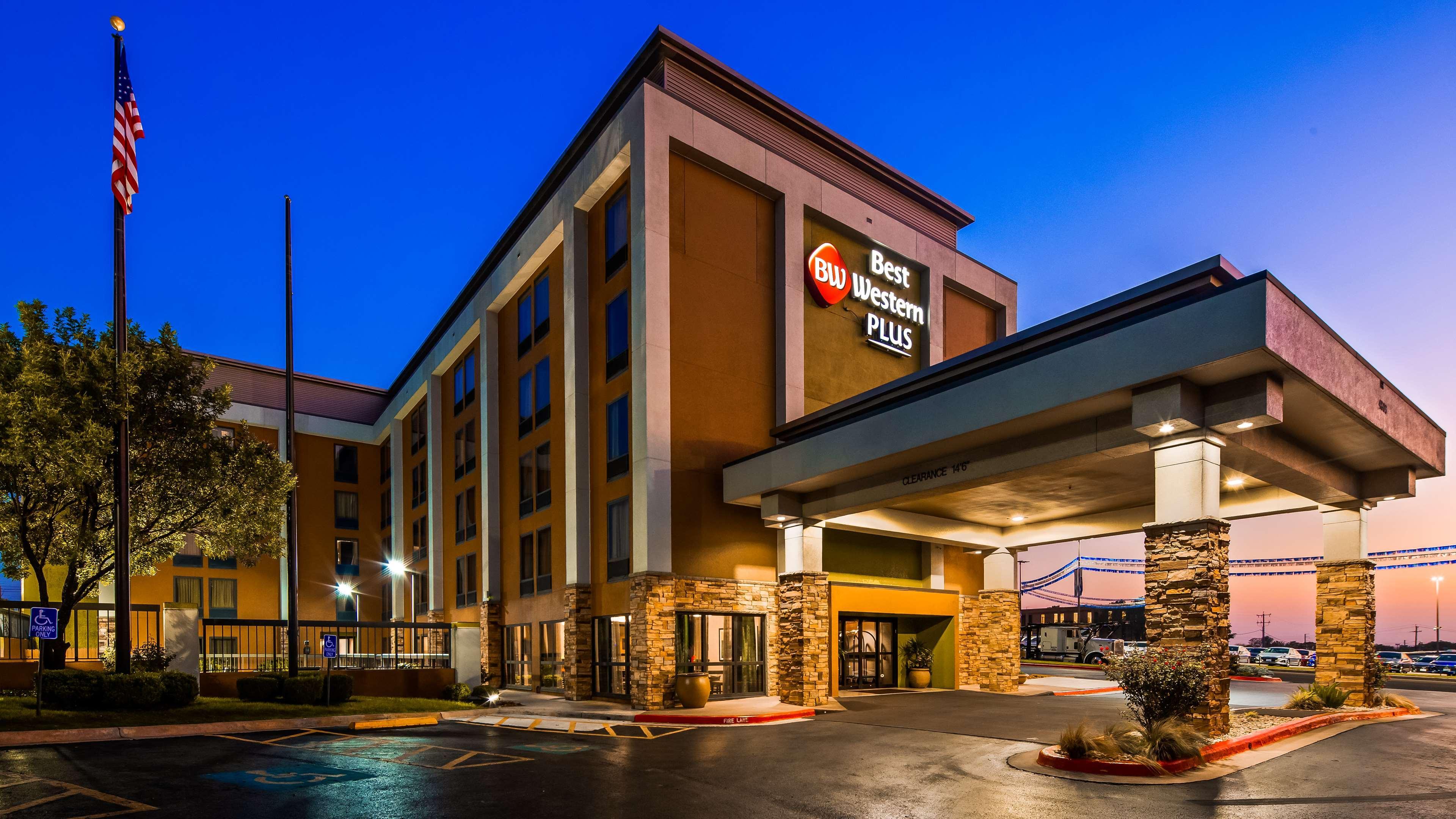 Clarion Pointe Near Medical Center Hotel San Antonio Exterior foto